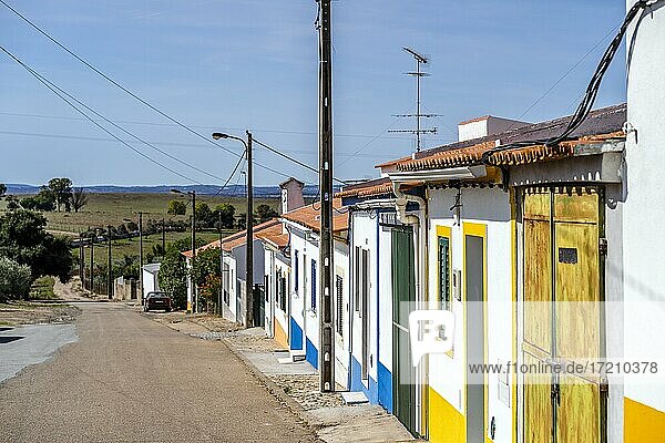 Traditionelle Häuser in einem kleinen ländlichen Dorf namens Vila Fernando im Alentejo  Portugal  Europa