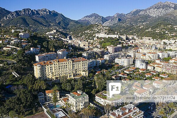 Luftaufnahme Menton  links ehemaliges Hotel Imperial  Departement Alpes-Maritimes  Region Provence-Alpes-Cote d´Azur  Südfrankreich  Frankreich  Europa