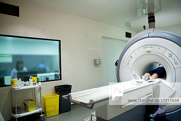 MRT oder Magnetresonanztomographie der Hüfte eines Patienten.