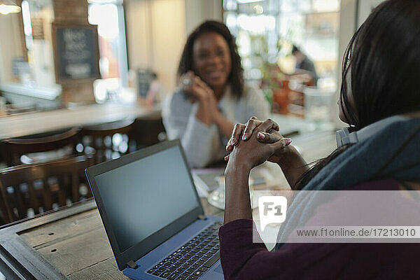 Geschäftsfrauen treffen sich am Laptop im Cafe