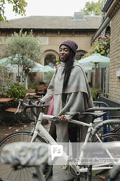 Porträt schöne junge Frau in Pashmina mit Fahrrad