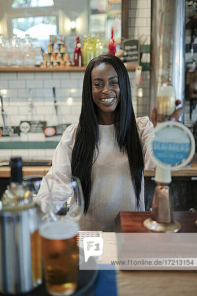 Porträt glücklich jungen weiblichen Barkeeper arbeiten hinter der Bar