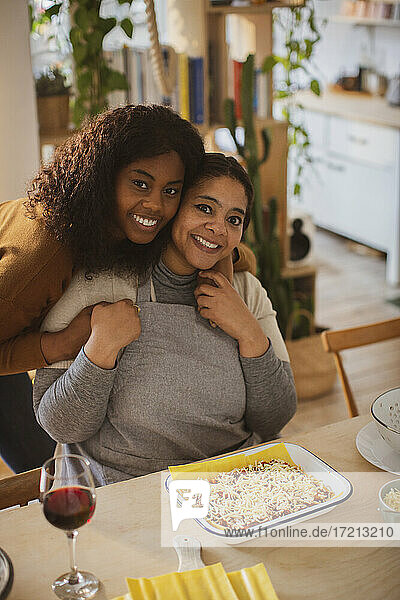 Porträt glückliche Mutter und Tochter machen frische Lasagne