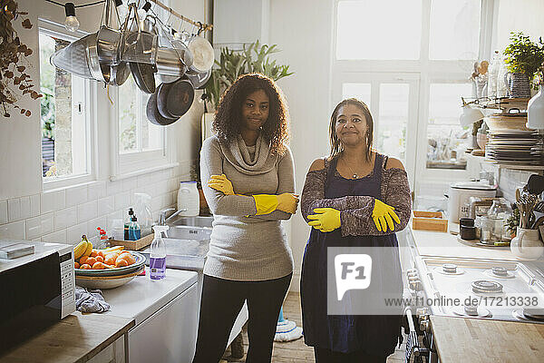 Porträt zuversichtlich Mutter und Tochter Reinigung Küche