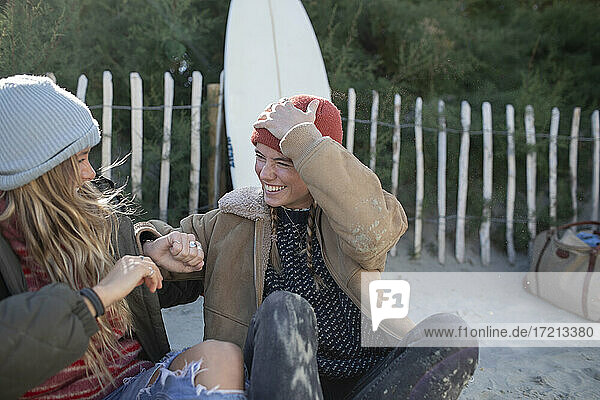 Glückliche junge Frauen Freunde lachen am Strand