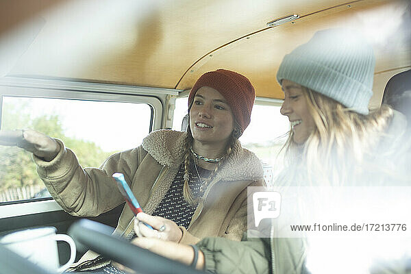 Junge Frauen Freunde mit Smartphone innerhalb Wohnmobil Van