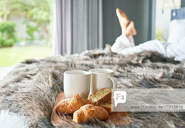 Kaffee und Croissants und Biscotti am Morgen