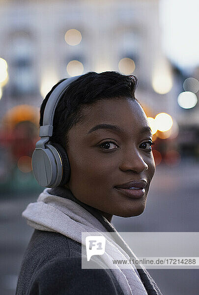 Nahaufnahme Porträt selbstbewusste junge Frau mit Kopfhörer