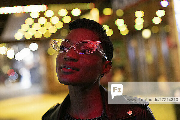 Close up Porträt kühle junge Frau in funky Brille in der Stadt in der Nacht