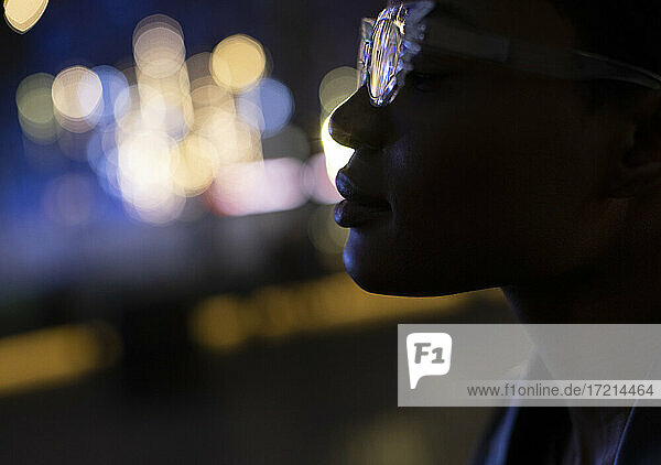 Close up Profil junge Frau in stilvolle Brille in der Nacht
