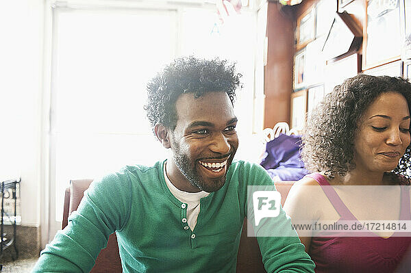 Lächelndes afroamerikanisches Paar im Diner