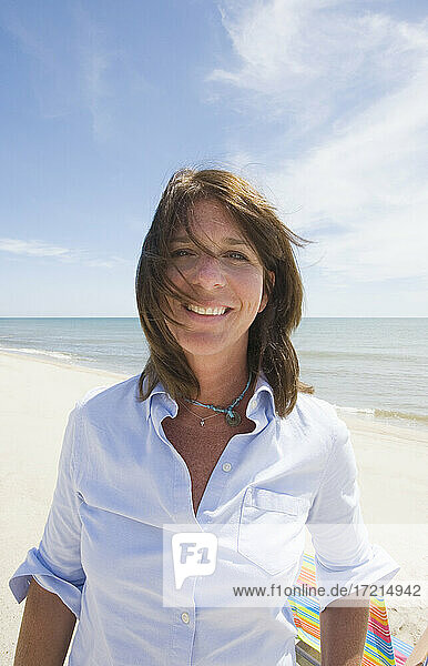 Vereinigte Staaten  Massachusetts  Nantucket Island  Porträt einer lächelnden Frau am Strand