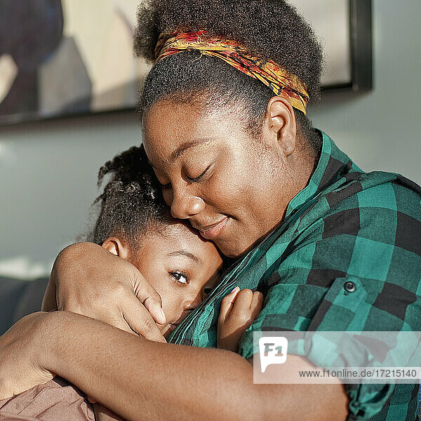 Afroamerikanische Mutter tröstet Tochter