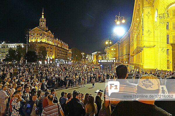 Menschenansammlung nachts auf dem Platz der Unabhängigkeit Majdan Nesaleschnosti und auf der Khreschatyk Straße  Kiew  Ukraine  Europa