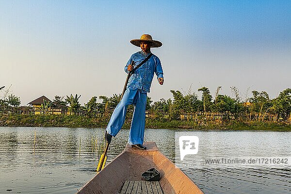 Fischer am Inle-See mit traditionellem konischem Intha-Netz bei Sonnenuntergang  Fischernetz  Bein-Ruderstil  Intha-Volk  Inle-See  Shan-Staat  Myanmar  Asien