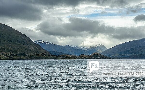 Ausblick über See Lake Wakatipu von Queenstown  Blick auf wolkenverhangene Berggipfel  Otago  Südinsel  Neuseeland  Ozeanien