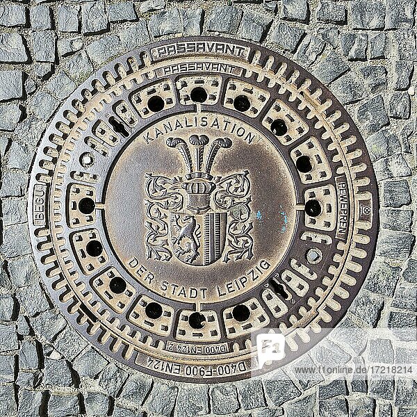 Kanaldeckel mit Wappen der Stadt Leipzig  Sachsen  Deutschland  Europa