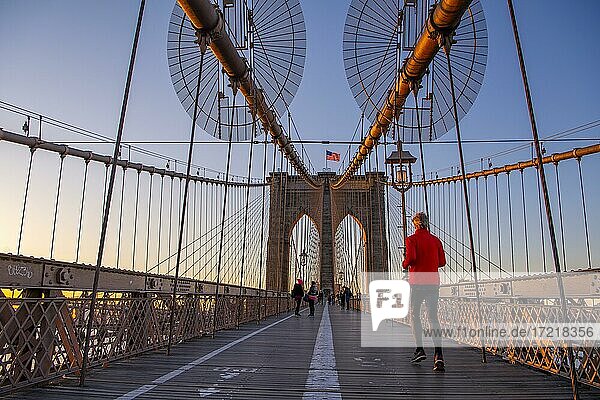 Jogger auf der Brooklyn Bridge bei Sonnenaufgang  Brooklyn  Manhattan  New York City  New York  USA  North America