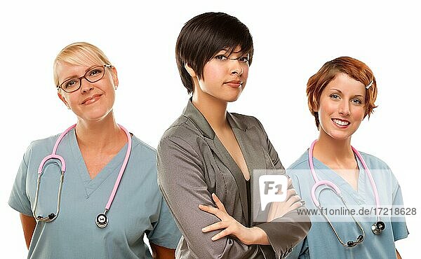 Junge multiethnische Frau mit Ärzten und Krankenschwestern hinter vor weißem Hintergrund