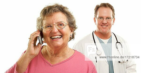 Happy Senior Frau mit Handy mit Arzt oder Krankenpfleger vor weißem Hintergrund
