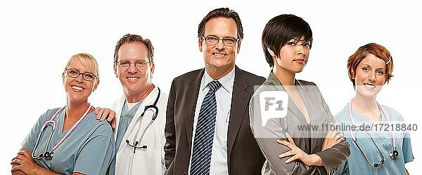 Junge multiethnische Frau und Geschäftsmann mit Ärzten oder Krankenschwestern vor weißem Hintergrund