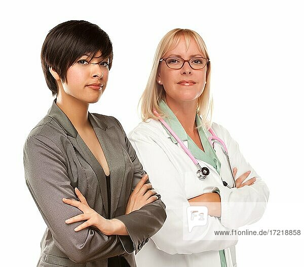 Attraktive junge multiethnische Frau mit Ärztin oder Krankenschwester vor weißem Hintergrund