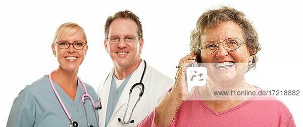 Glückliche ältere Frau mit Handy mit Arzt  Ärztin oder Krankenschwester  Krankenpfleger vor weißem Hintergrund
