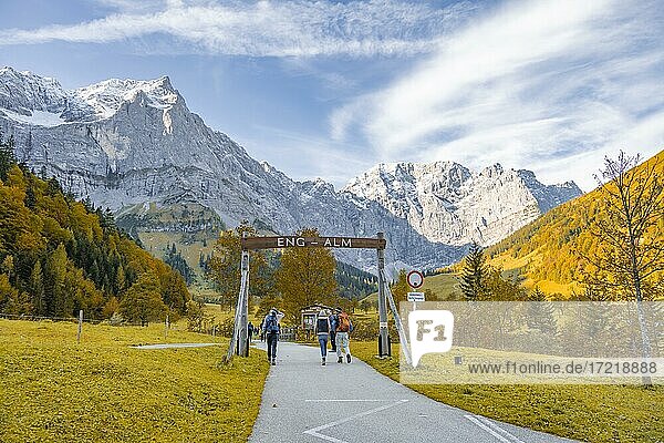 Wanderer auf Wanderweg zur Eng-Alm  Herbstlandschaft im Rißtal mit Spritzkarspitze  Großer Ahornboden  Engalpe  Eng  Gemeinde Hinterriß  Karwendelgebirge  Alpenpark Karwendel  Tirol  Österreich  Europa