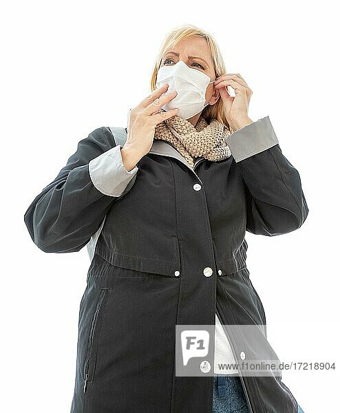 Junge erwachsene Frau  die eine Atemschutzmaske trägt  isoliert auf weißem Hintergrund