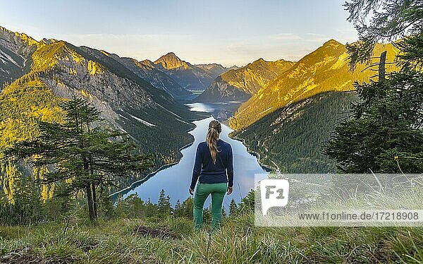Wanderin blickt auf Plansee  Berge mit See  Ammergauer Alpen  Bezirk Reutte  Tirol  Österreich  Europa