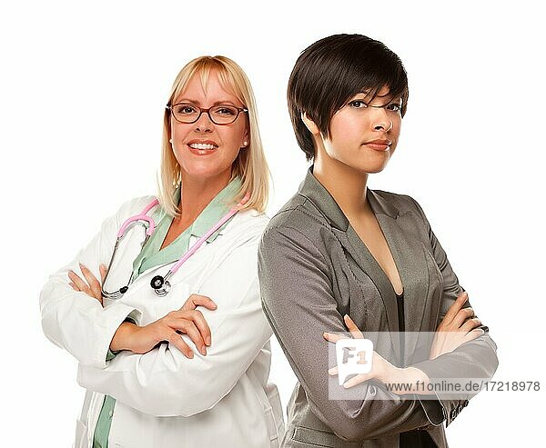 Attraktive junge multiethnische Frau mit Ärztin oder Krankenschwester vor weißem Hintergrund