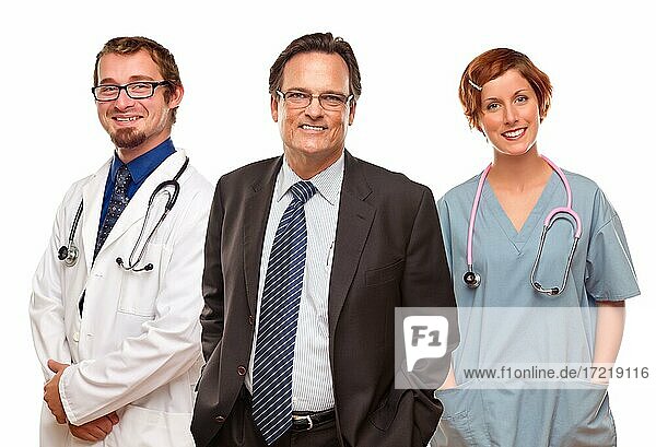 Lächelnder Geschäftsmann mit männlichen und weiblichen Ärzten oder Krankenschwester oder Krankenpfleger vor weißem Hintergrund
