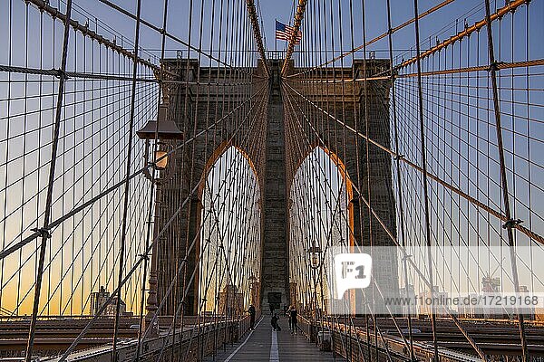 Brooklyn Bridge bei Sonnenaufgang  Brooklyn  Manhattan  New York City  New York  USA  North America