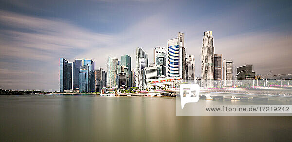 Singapur  Langzeitbelichtung der Marina Bay mit Jubilee Bridge und Wolkenkratzern im Hintergrund