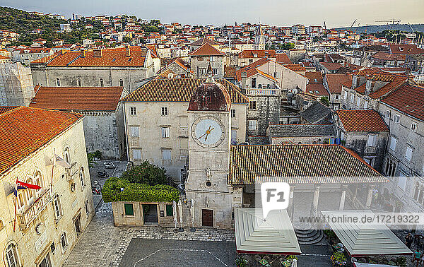 Kroatien  Gespanschaft Split-Dalmatien  Trogir  St.-Sebastian-Kirche und umliegende alte Stadthäuser