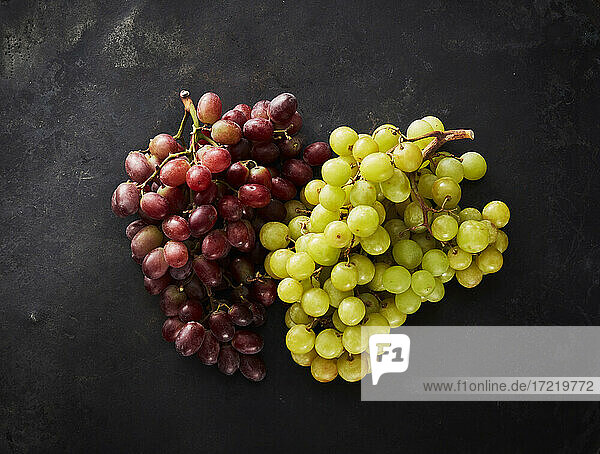 Studioaufnahme von roten und grünen Weintrauben