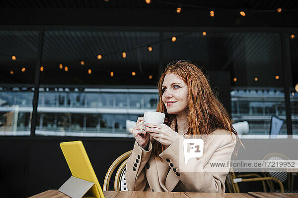 Schöne Frau trinkt Kaffee in einem Cafe