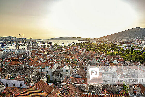 Kroatien  Gespanschaft Split-Dalmatien  Trogir  Historische Altstadt bei Sonnenuntergang