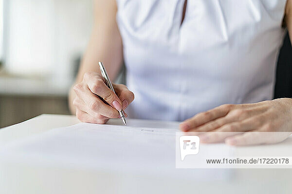 Geschäftsfrau bei der Vertragsunterzeichnung im Büro