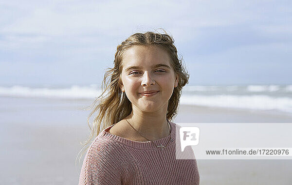 Porträt eines am Strand stehenden Mädchens