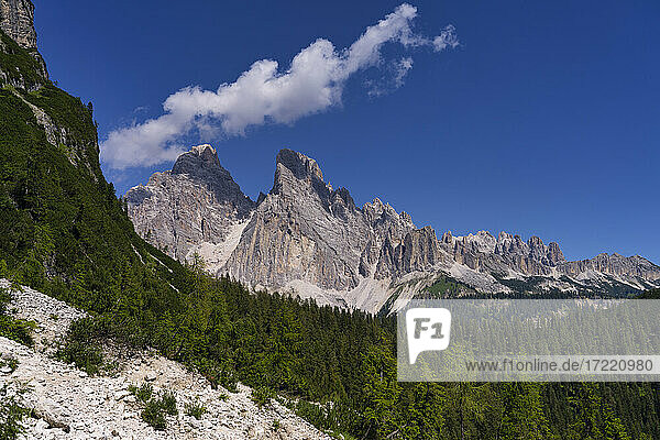 Italien  Dolomiten  Venetien  Tre Croci Pass  Monte Cristallo vom Weg zum Sorapis-See aus gesehen im Sommer