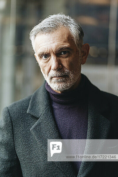 Älterer Mann mit grauem Haar in Jacke