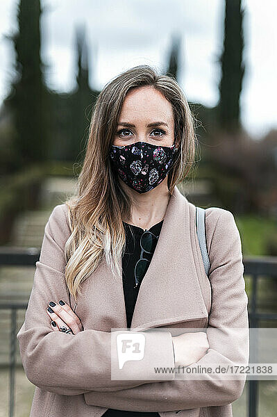 Unternehmerin mit Gesichtsschutzmaske bei COVID-19