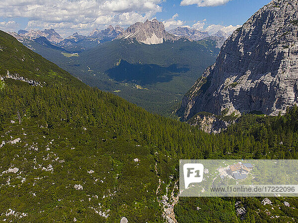 Italien  Dolomiten  Veneto  Drei Zinnen  Cadini di Misurina und Vandelli-Hütte vom Sorapis-See aus gesehen im Sommer