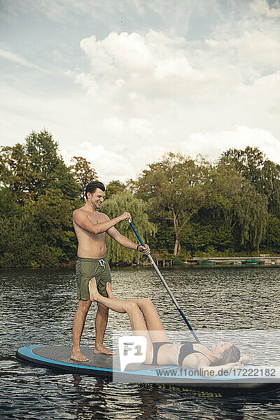 Youple auf dem See  entspannt auf einem Paddelbrett