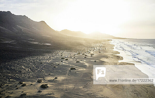 Spanien  Kanarische Inseln  Fuerteventura  Luftaufnahme des Sandstrandes Playa de Cofete bei Sonnenuntergang