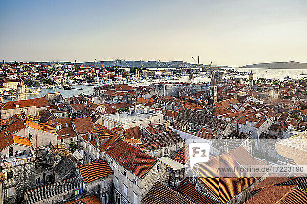 Kroatien  Gespanschaft Split-Dalmatien  Trogir  Historische Altstadt mit Hafen im Hintergrund