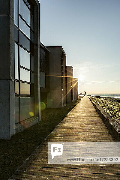 Dänemark  Romo  Uferpromenade entlang einer Reihe von modernen Sommerhäusern bei Sonnenuntergang