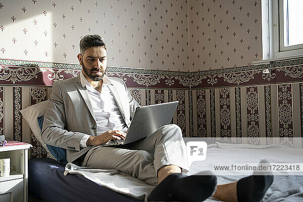 Geschäftsmann benutzt Laptop bei der Arbeit von zu Hause aus