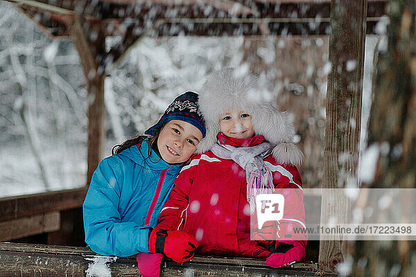 Porträt von zwei glücklichen Mädchen in Winterkleidung